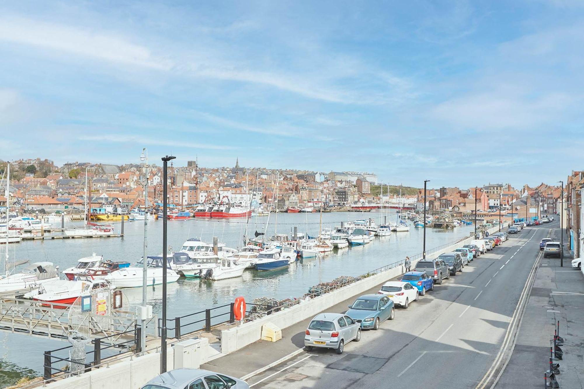 Host & Stay - Coastal Townhouse Whitby Bagian luar foto